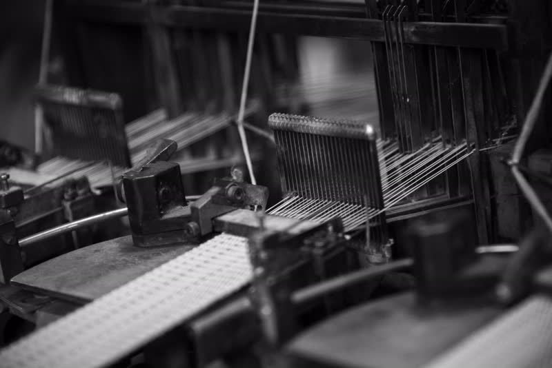 Detal pracującego mechanizmu krosna tkackiego